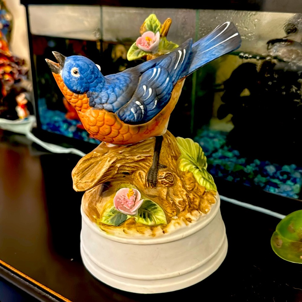 MANN MUSIC BOX BLUE BIRD SINGING PINK FLOWERS PLAYS LOVE STORY